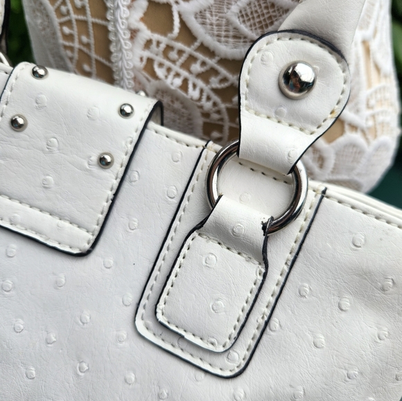Guess white bag in preloved condition! - Picture 3 of 15